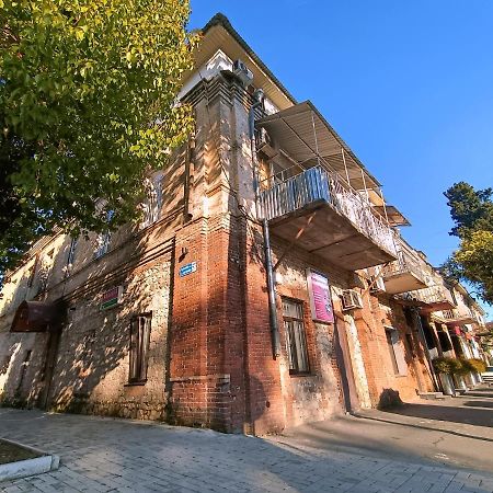 Мини-Отель В Центре Сухума - Аиааира Sochumi Exterior foto