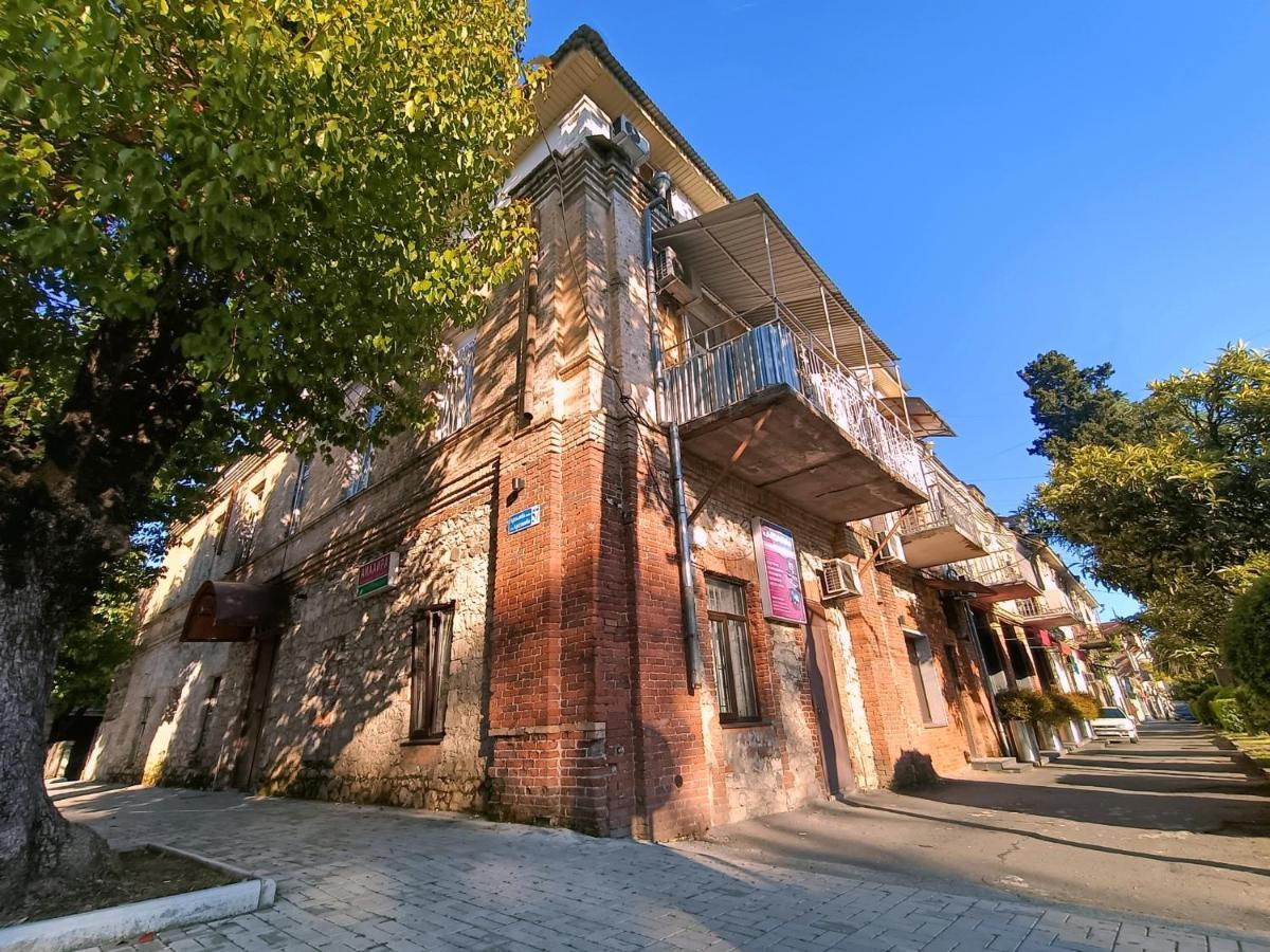 Мини-Отель В Центре Сухума - Аиааира Sochumi Exterior foto