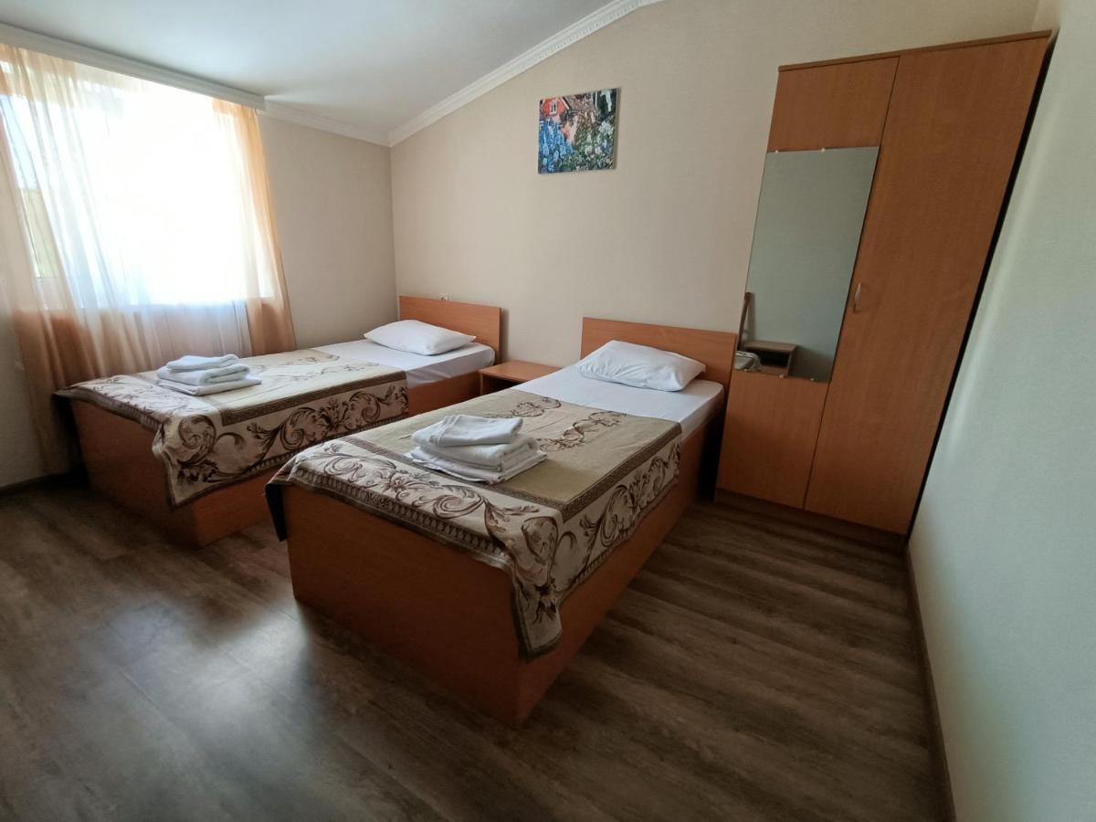 Мини-Отель В Центре Сухума - Аиааира Sochumi Exterior foto