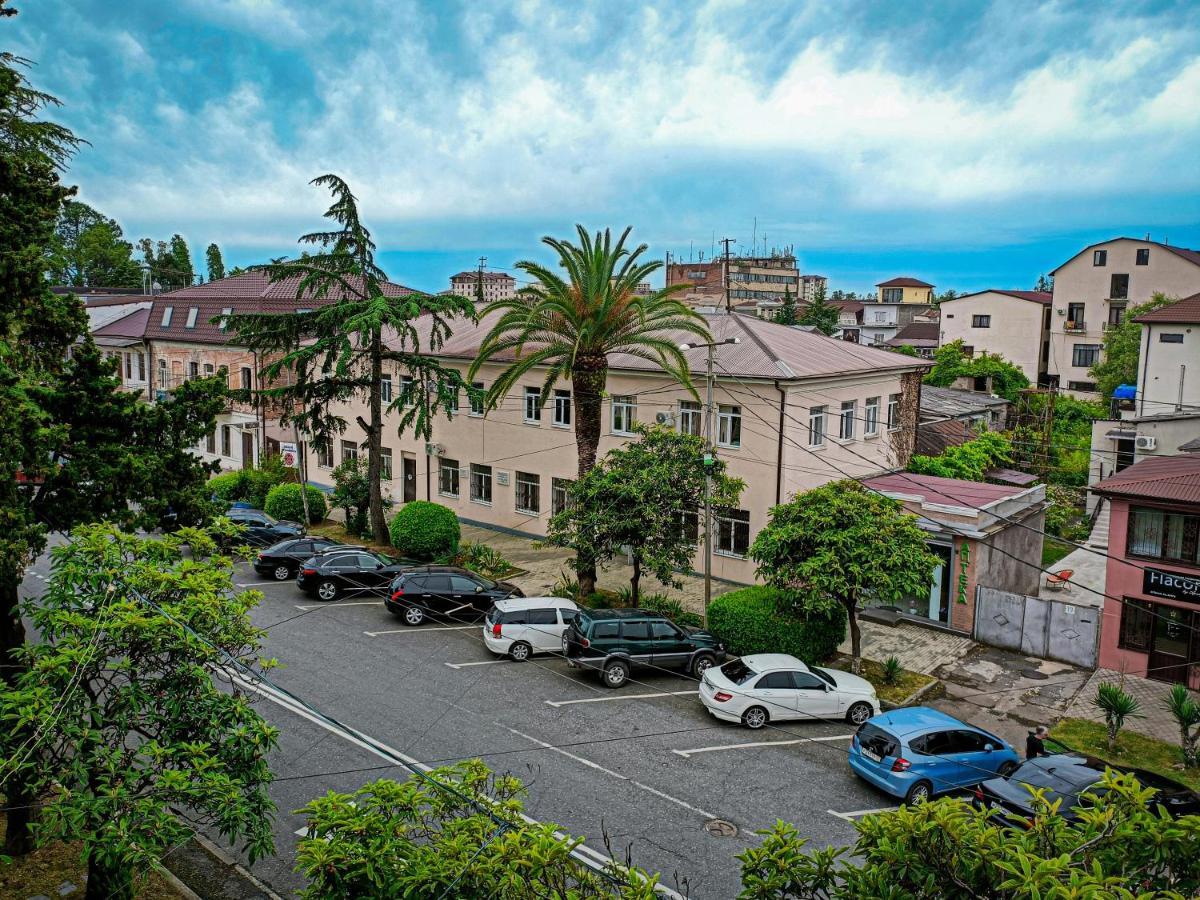 Мини-Отель В Центре Сухума - Аиааира Sochumi Exterior foto